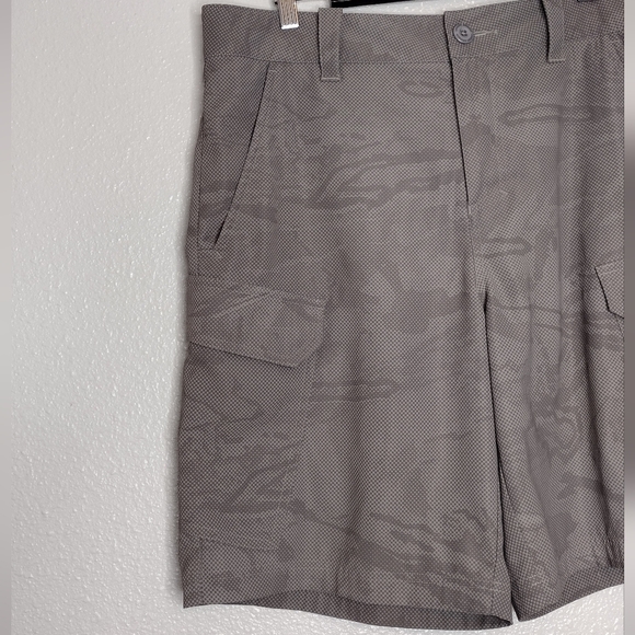 Under Armour Gray Camo Loose Fit Classic Athletic Golf Cargo Shorts Sz 34 - Picture 4 of 15